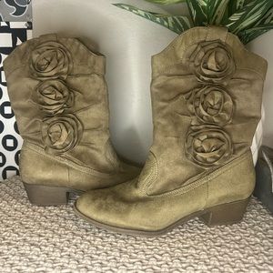 Tan Kensiegirl heeled boots, in a size 6. In great condition!